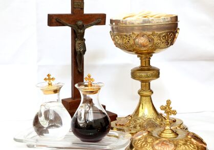 Z jakich materiałów wykonywane są naczynia liturgiczne?