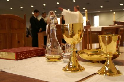 Naczynia liturgiczne a sprzęt liturgiczny - jaka jest różnica?