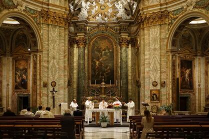 Szaty liturgiczne obowiązkowe podczas każdej mszy świętej