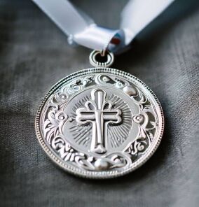 Jak wybrać odpowiedni medalik jako prezent na pierwszą Komunię Świętą?